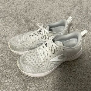 White brooks revel 5 women’s size 7